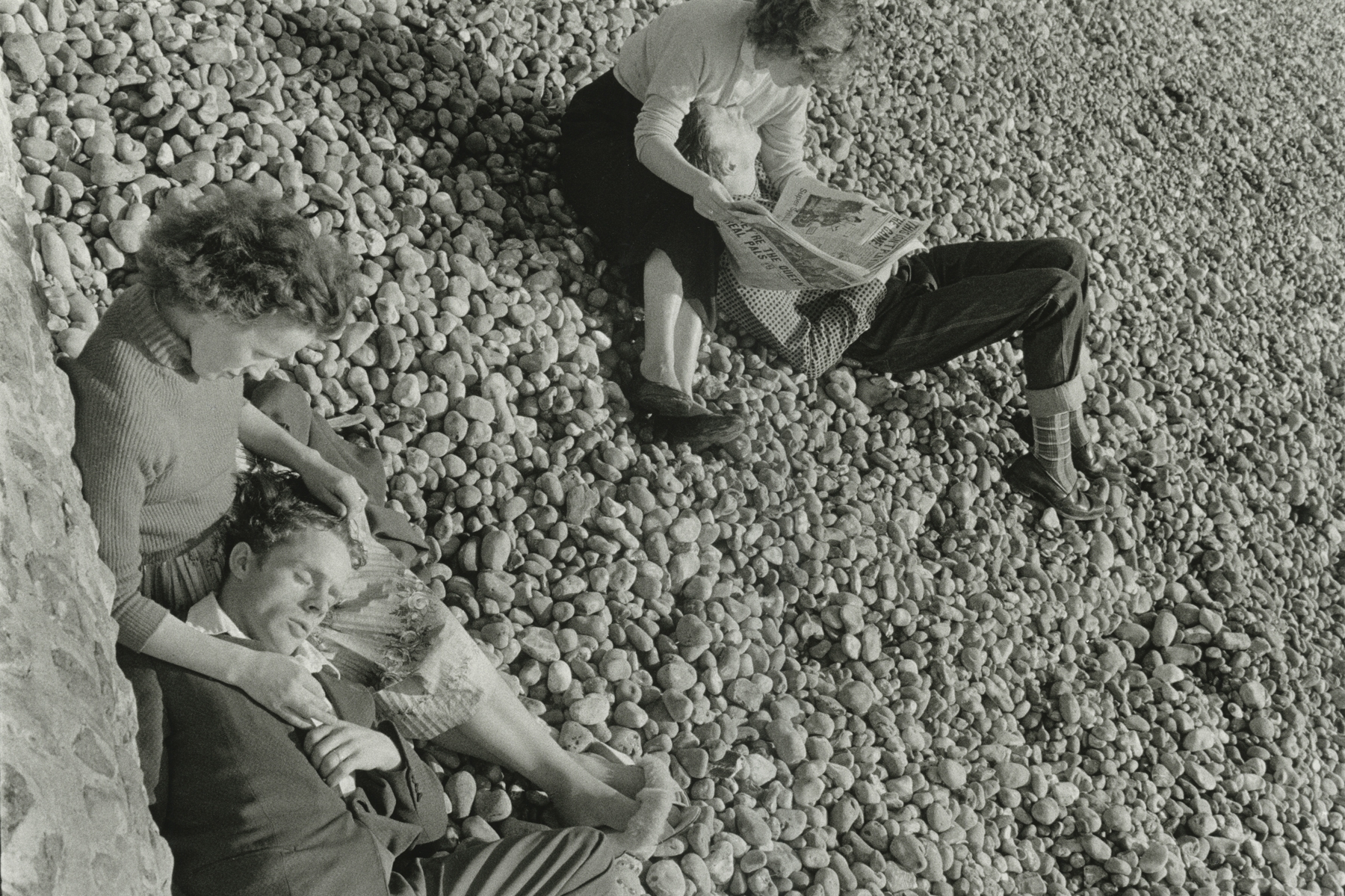 Couples on beach, Brighton, 1960 © Bruce Davidson / Magnum Photos courtesy Howard Greenberg Gallery / Huxley Parlour Gallery