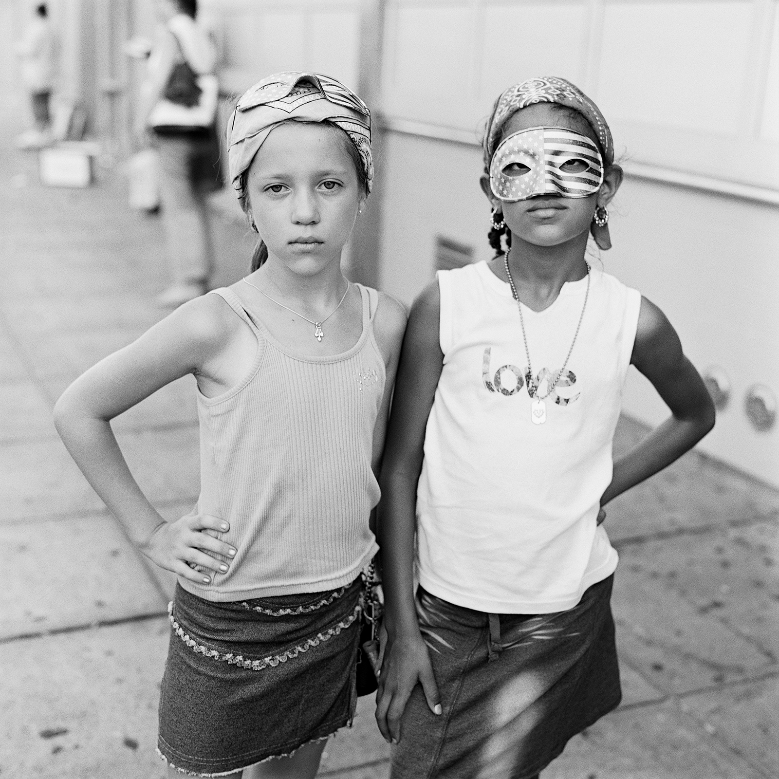 Desiree Blakis, right, and her best friend Dorota Dusza © Lucas Foglia