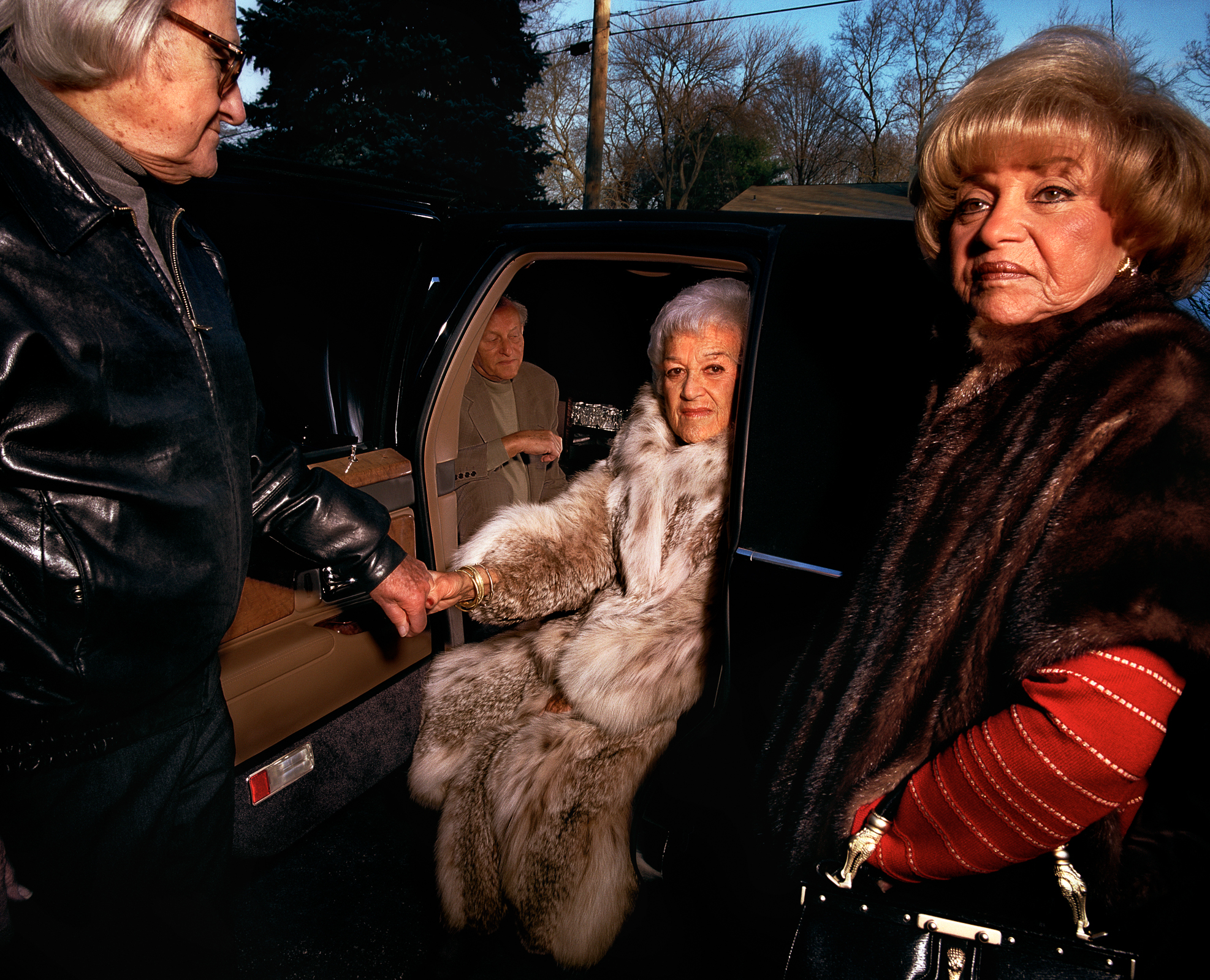 Gillian Laub, Grandpa helping Grandma out, 1999. © Gillian Laub