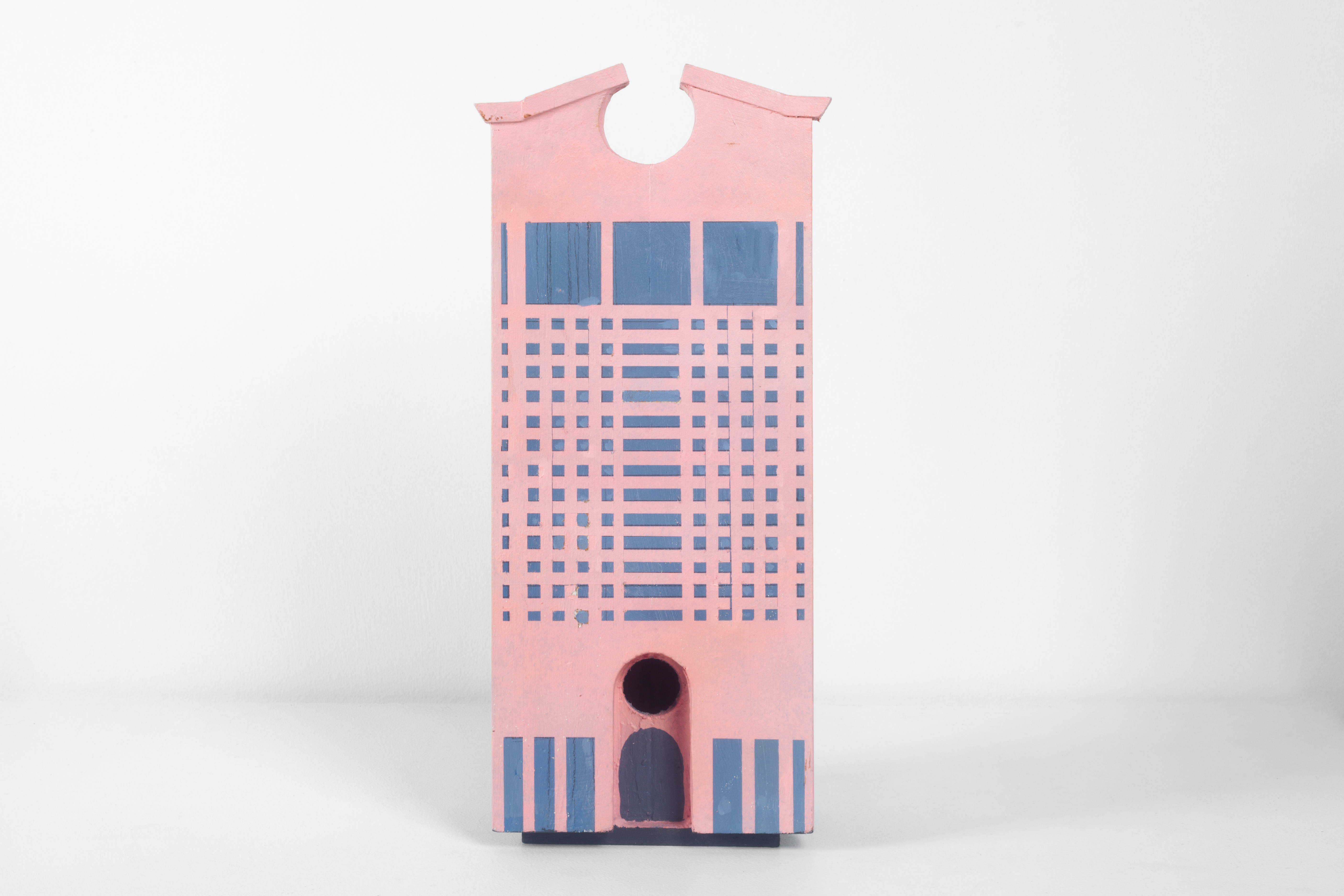 The Manhattan Birdhouse by Jason Sargenti. "This was inspired by Philip Johnson's AT&T building in NYC," says Jason. All photography courtesy of the artist and PHX Gallery, Chicago