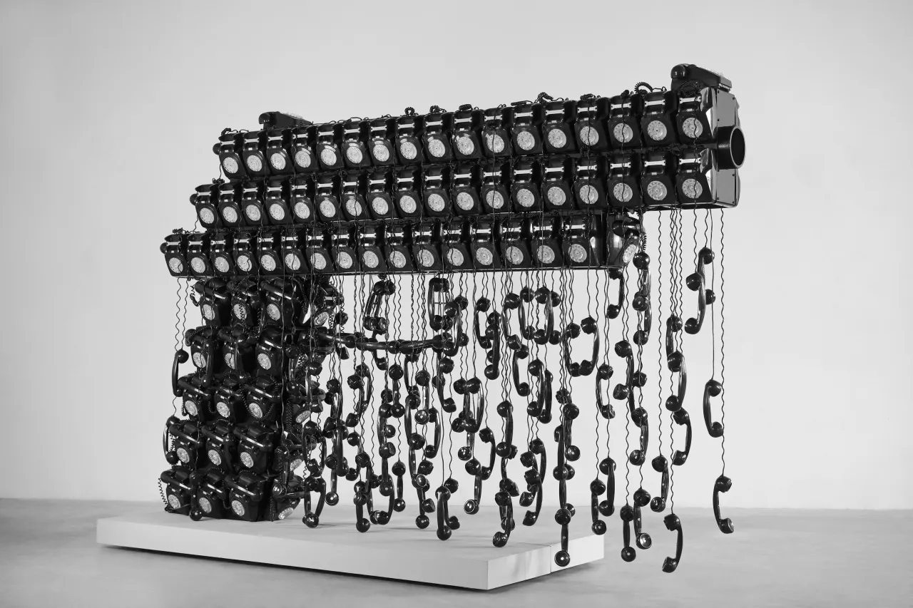 Joana Vasconcelos
– Teléfonos analógicos, acero dulce metalizado y termolacado, equipo de sonido, osciladores controlados por microcontrolador Música: Call Center: Sinfonía electroacústica para 168 teléfonos, compuesta por Jonas Runa, 20 min 210 x 80 x 299 cm Tia Collection