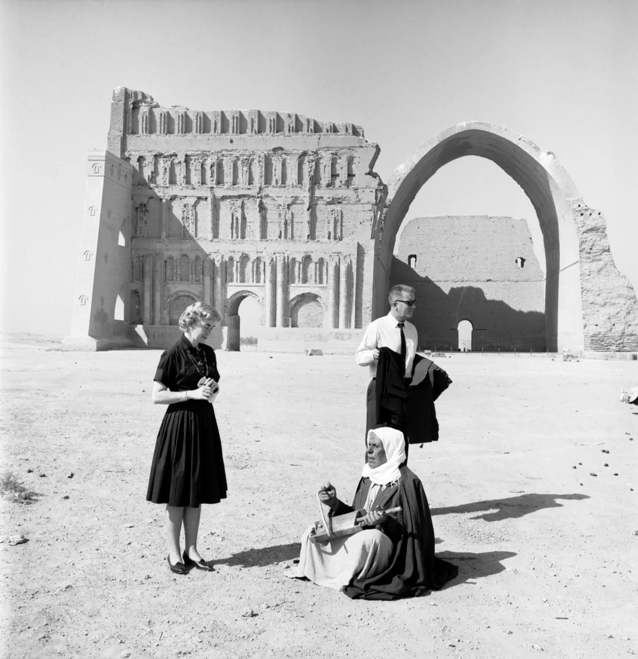 US couple at Taq Kasra, Al Mada'in, Salman Pak, Baghdad, 1965 | © Latif Al Ani