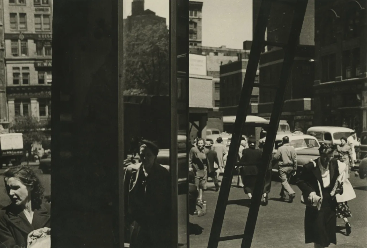 Sy Kattelson, 14th Street, 1953. All images courtesy of Howard Greenberg Gallery