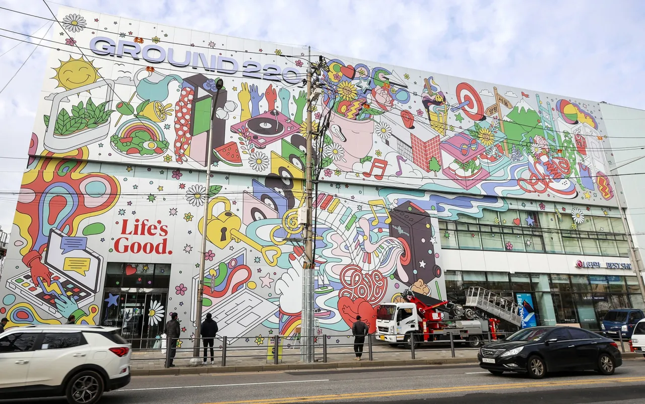 Season of Victory, aka illustrator Linda Baritski, collaborated with LG Electronics Korea on the “Ground220” space in Seoul, South Korea