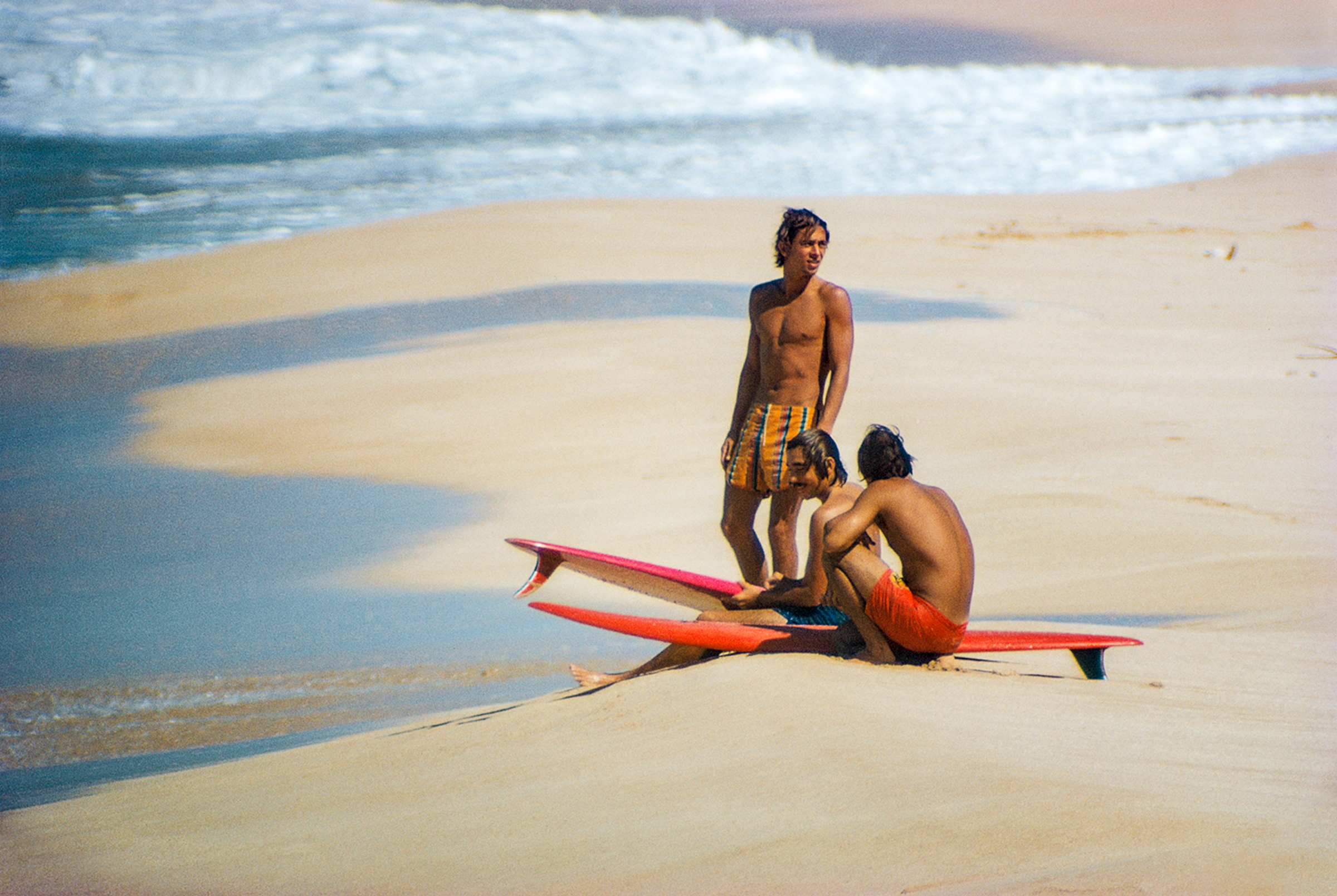 Herbie Fletcher, Gerry Lopez, Barry Kanaiaupuni, Sunset Beach, Oahu, Hawaii 1971 – Photo © Jeff Divine