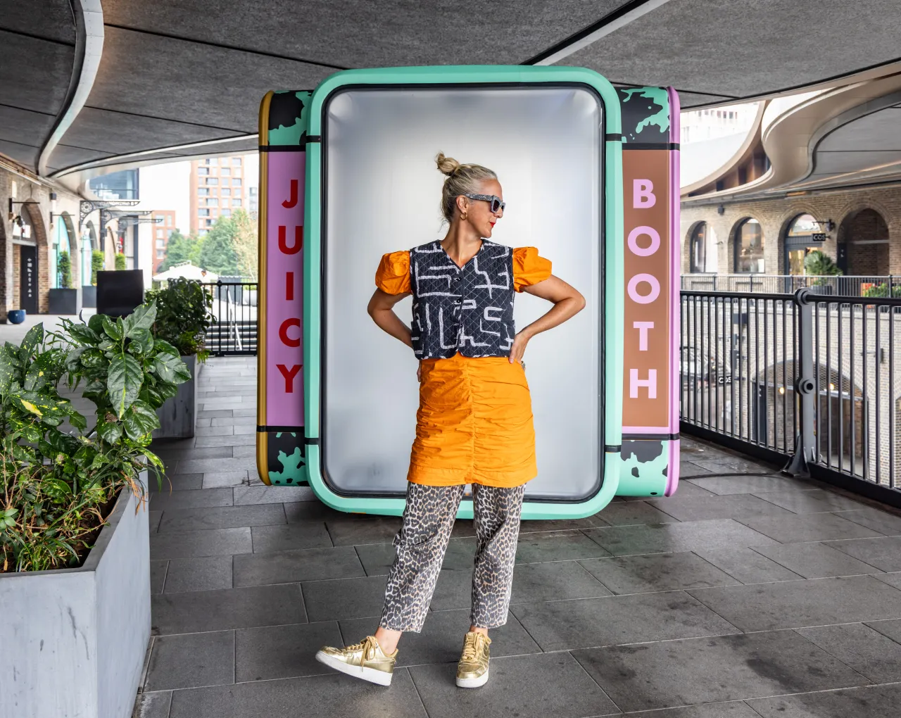 Juicy Booth © Annie Frost Nicholson. Photography: John Sturrock