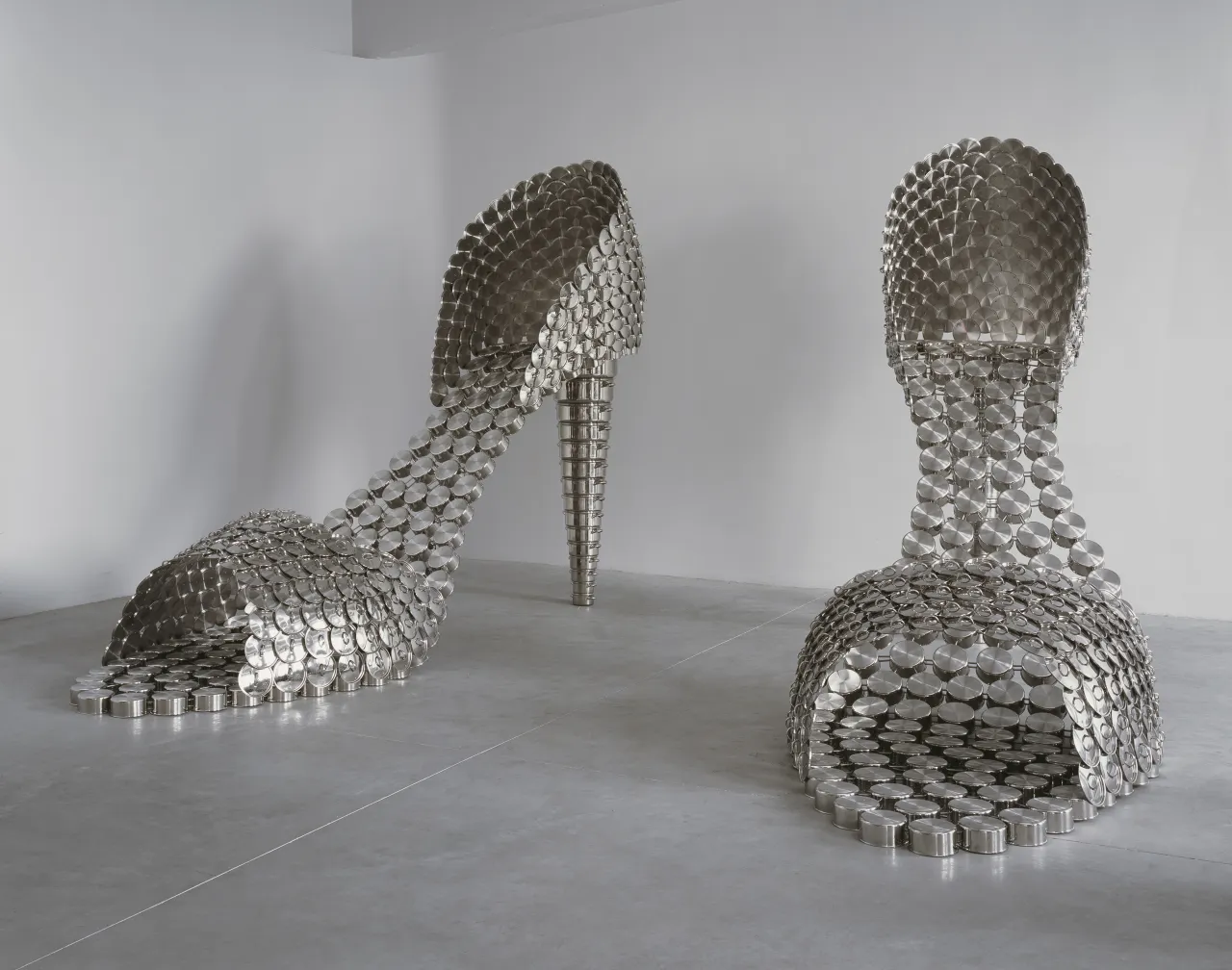 Joana Vasconcelos –
Marilyn (AP), 2011 Ollas y tapas de acero inoxidable y hormigón (2x) 297 x 155 x 410 cm Colección de la artista