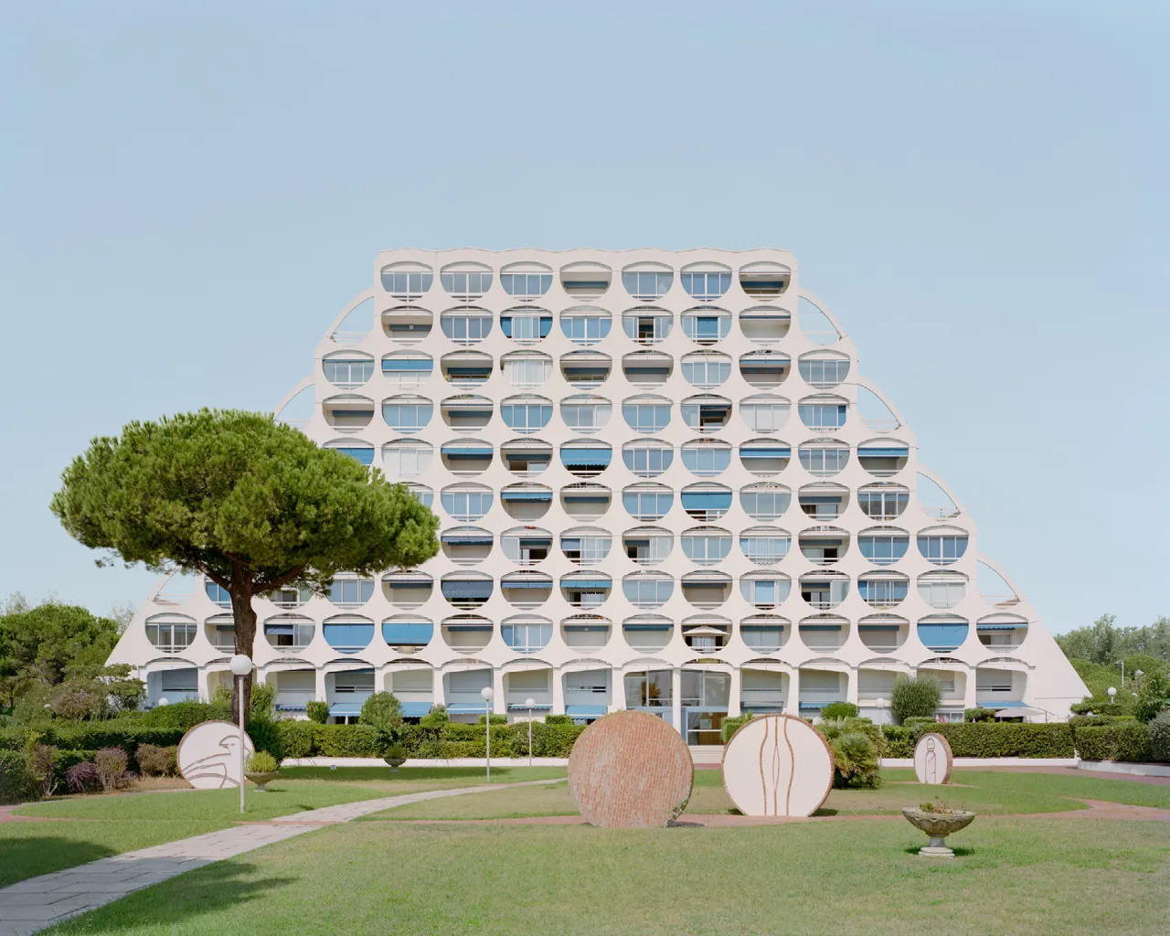 Le Fidji – Quartier du port de La Grande Motte – 2020. © Charly Broyez and Laurent Kronental. Architect: Jean Balladur