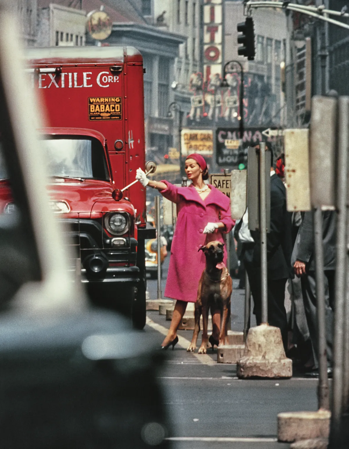 Dolores wants a taxi, New York, 1958 (Vogue) © William Klein